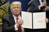 So sánh chữ ký như dây thép gai của Trump với những người tiền nhiệm 