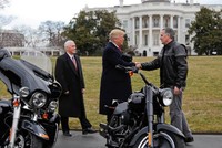 CEO Matt Levatich và các lãnh đạo của Harley-Davidson phóng dàn mô tô phân khối lớn vào Nhà Trắng gặp Tổng thống Mỹ Donald Trump và Phó tổng thống Mike Pence