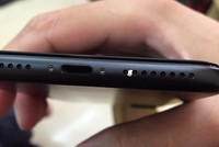 Một chiếc iPhone 7 bị tróc sơn gần vị trí loa ngoài.