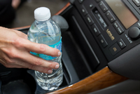 12 thứ không nên để trong xe khi đỗ lâu dưới trời nắng