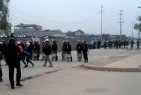 Ngay sau khi vụ va chạm xảy ra, lực lượng công an địa phương đã có mặt kịp thời để đảm bảo an ninh trật tự vàtiến hành giải tánđám đông. Ảnh Vnexpress