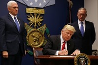 Tổng thống Donald Trump ký sắc lệnh cấm nhập cảnh lần đầu ngày 27/1. Ảnh: Reuters.