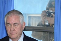 Lính Triều Tiên chụp ảnh ngoại trưởng Mỹ. Ảnh:Yonhap