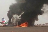 Phi cơ South Supreme Airlines bốc cháy tại sân bay thành phố Wau. Ảnh: Xinhua.
