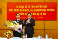 Bộ trưởng Lê Vĩnh Tân trao quyết định và chúc mừng ông Nguyễn Bá Chiến. Ảnh Moha.gov.vn