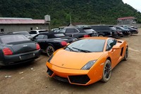 Lamborghini Gallardo nổi bật cùng hàng chục siêu xe khác. Ảnh:Lâm Việt Cường.
