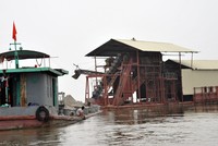 Các dự án khai thác cát trên sông Cầu qua huyện Quế Võ (Bắc Ninh) đã tạm dừng. Tàu cát tập kết, án binh bất động ở tỉnh Bắc Giang. Ảnh:Bá Đô.