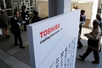 Cổ đông tham dự cuộc họp bất thường của Toshiba cuối tháng trước. Ảnh:Reuters