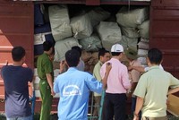 Toa tàu chở hàng không có giấy tờ. Ảnh:Quốc Thắng.