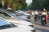 Hà Nội đã cấp phép cho việc trông giữ ôtô dưới lòng đường tại một số tuyến phố trung tâm. Ảnh:Ngọc Thành.