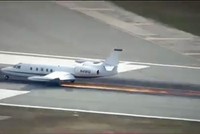 Máy bay rụng bánh, hạ cánh toé lửa