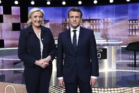 Marine Le Pen (trái) và Emmanuel Macron. Ảnh:Reuters