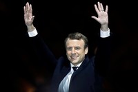 Ông Emmanuel Macron trên sân khấu tại sự kiện mừng chiến thắng diễn ra bên ngoài bảo tàng Louvre ở Paris tối 7/5. Ảnh:Reuters