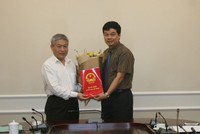 Thứ trưởng Bộ Xây dựng Bùi Phạm Khánh trao quyết định bổ nhiệm Vụ trưởng Vụ Vật liệu xây dựng cho ông Phạm Văn Bắc.