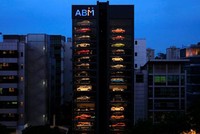 Mua siêu xe Ferraris, Lamborghini qua máy bán hàng tự động ở Singapore