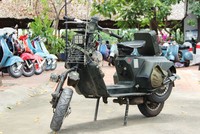 Vespa cổ độ phong cách nhà binh tại Sài Gòn. Ảnh:Khải Biền.
