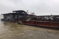 Tàu hút cát trái phép bị bắt giữ. Ảnh: CAND