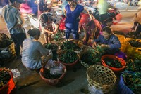 Người Sài Gòn tấp nập sắm đồ cúng Tết Đoan Ngọ