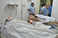 7 người bị thương được đưa đi cấp cứu. Ảnh:M.C