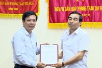 Ông Đinh Văn Điến, Chủ tịch UBND tỉnh 
Ninh Bình trao Quyết định cho ông Hoàng Trung Kiên