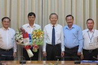 Ông Nguyễn Bá Thành (người cầm hoa) được bổ nhiệm giữ chức vụ Phó Giám đốc Sở Xây dựng TP.HCM. Ảnh: Phát luật TP.HCM