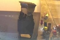 Lỗ hổng lớn trên vỏ động cơ máy bay. Ảnh:SCMP