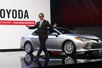 Ông Akio Toyoda giới thiệu Camry XLE 2018 tại triển lãm ôtô Bắc Mỹ diễn ra đầu năm nay. Ảnh:Reuters.