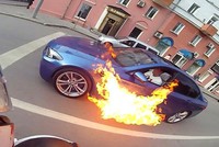 Xe BMW cháy ngùn ngụt giữa đường