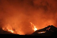 Kho sơn bị đổ sập trong đám cháy. Ảnh:Phạm Duy.