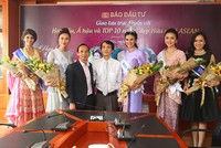 Ông Bùi Đức Hải, Phó tổng Biên tập thường trực Báo Đầu tư (áo trắng), tặng hoa cho Hoa hậu, Á hậu và Top 10 Miss ASEAN Frendship trước khi bước vào buổi giao lưu