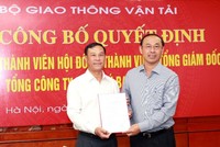 Thứ trưởng Bộ Giao thông Vận tải Lê Đình Thọ (phải) trao Quyết định bổ nhiệm thành viên Hội đồng thành viên VATM cho ông Đoàn Hữu Gia