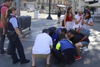 Nạn nhân được cấp cứu tại hiện trường. Ảnh:AP.