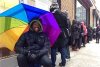 Robert Samuel không ngại xếp hàng trong thời tiết giá rét. Ảnh:SOLD