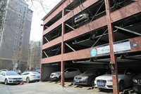Khu đỗ xe nhiều tầng gần một chung cư tại Sơn Đông (Trung Quốc). Ảnh:Reuters