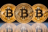 Tiền điện tử Bitcoin 'tuột dốc' sau khi chạm mốc 5.000 USD