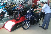 Khách hàng xem xe tại một đại lý ở Quận Bình Thạnh (TP.HCM).