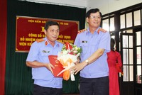 Ông Trần Công Phàn (phải), Phó viện trưởng VKSND tối cao trao quyết định cho ông Nguyễn Mạnh Thắng.