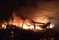 Siêu thị tại Hà Nội cháy dữ dội trong đêm mưa lớn