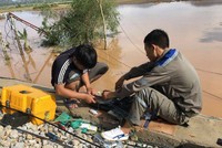 Nhân viên viễn thông đang khắc phục sự cố tại miền Trung.