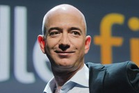 Jeff Bezos từng vượt Bill Gates làm người giàu nhất thế giới năm nay. Ảnh:Forbes