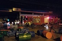 Cảnh sát kịp thời cứu cây xăng khỏi đám cháy. Ảnh:Xuân Thắng.