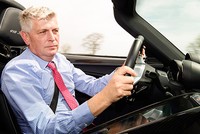 ÔngWolfgang Hatz trên một chiếc Porsche. Ảnh:Fortune.