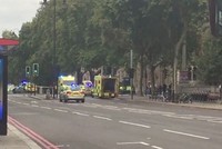 Xe cứu thương và xe cảnh sát đến hiện trường. Ảnh:Twitter.