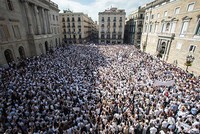 Người biểu tình mặc áo trắng tập trungở Madrid và Barcelona để kêu gọi chính phủ Tây Ban Nha đối thoại với vùng tự trị Catalonia. Ảnh:AP.