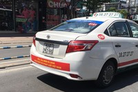 Trong hai ngày cuối tuần, hàng loạt xe taxi của hãng Vinasun treo băng rôn phản đối Grab và Uber phía sau xe. Ảnh:Hồng Nhựt.