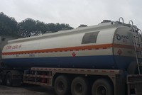 Xe bồn chứa 40.000 lít chất dung môi bị bắt quả tang vào trưa 10/10. Ảnh:Nguyễn Hải.