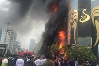 Hiện trường vụ cháy quán karaoke 68 Trần Thái Tông khiến 13 người tử vong xảy ra ngày 1/11/2016 - Ảnh Mai Anh.