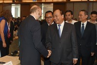 Thủ tướng chào mừng các nhà đầu tư trong và ngoài nước tham dự Diễn đàn. Ảnh: VGP/Quang Hiếu