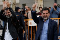 Ông Jordi Cuixart (trái) và Jordi Sanchez. Ảnh:Reuters.