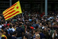 Sinh viên vẫy cờ estelada, biểu tượng phong trào đòi độc lập của Catalonia, trong cuộc biểu tình phản đối bắt giam hai thủ lĩnh ủng hộ ly khai. Ảnh:Reuters.
